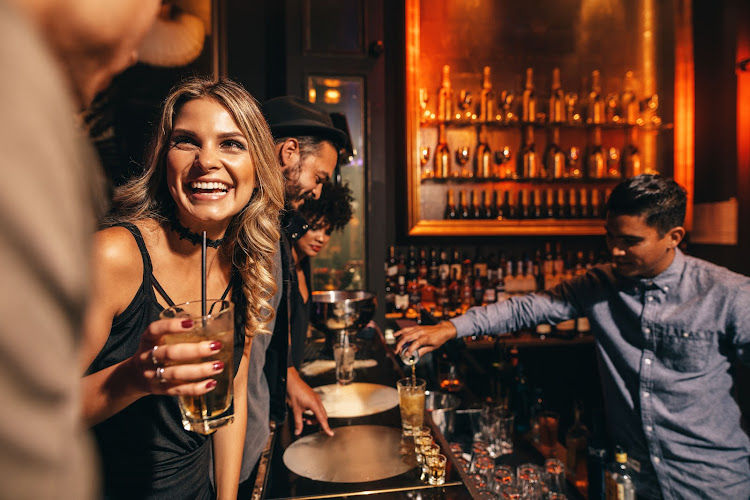 Simple tips that'll get you quicker service at a crowded bar