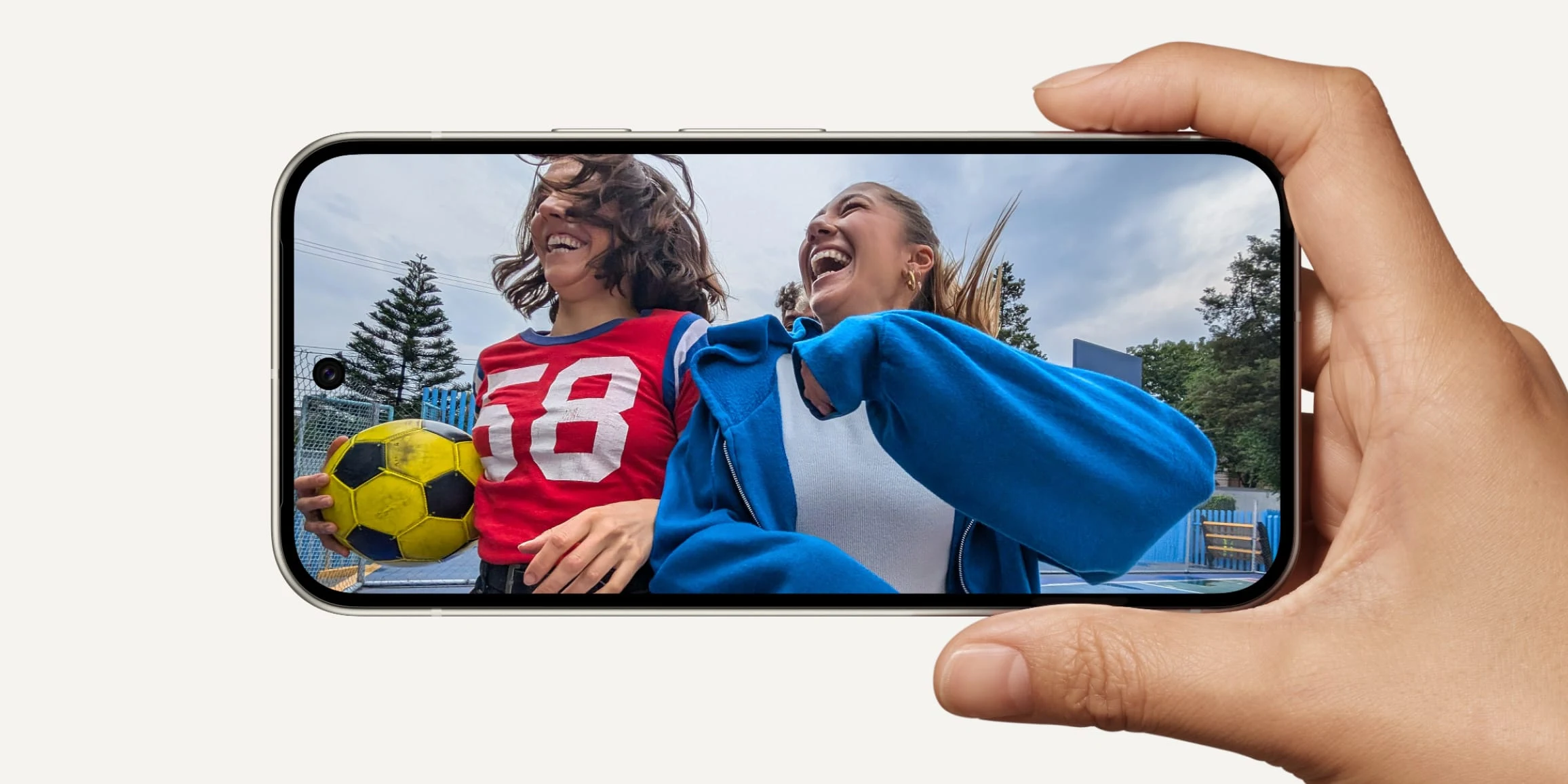 Un Pixel 9 tourné sur le côté en mode Paysage, affichant un match de basket entre deux équipes féminines sur son écran Actua.
