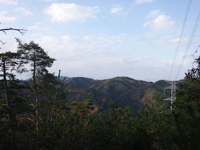 左に鷲峰山