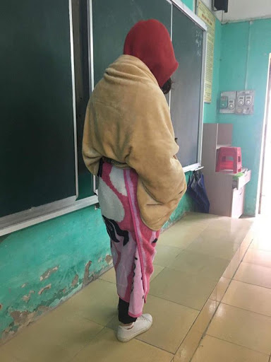 Lạnh mấy thì lạnh nhưng quan trọng nhất vẫn là thần thái, khoác chăn thì cũng cần phải thời trang