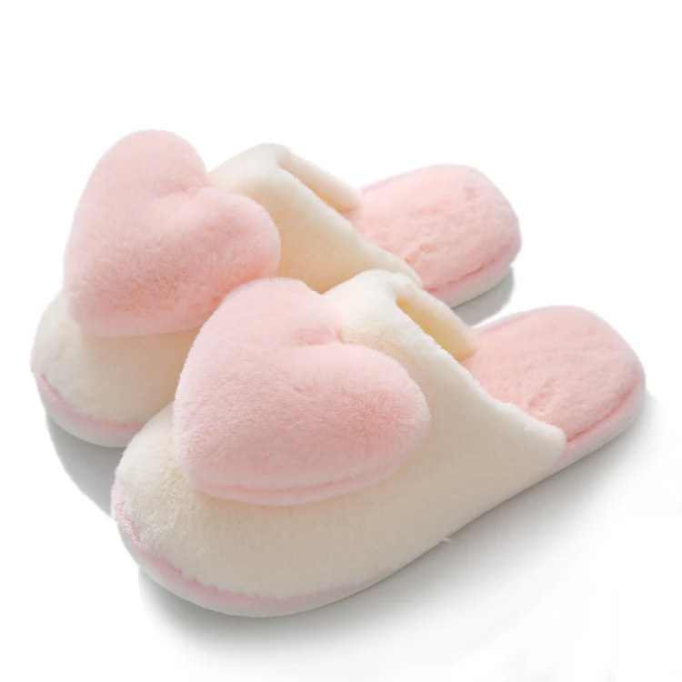 Pantoufles épaisses et chaudes pour femmes Love, idéales pour se détendre à la maison. Gardez vos pieds au chaud et confortables en hiver.