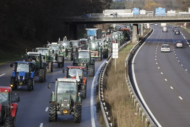 Dva najveća sindikata poljoprivrednika u Francuskoj obustavljaju protest