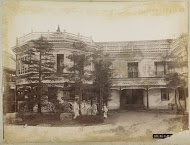 Geisha's poserend voor en op de galerij van een huis in Japan