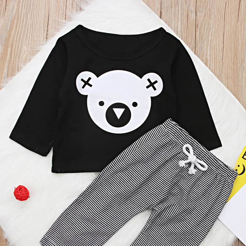 Ensemble deux pièces garçon, haut manches longues motif koala et pantalon rayé, confortable et parfait pour les journées actives.