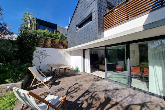 Maison en bord de mer avec jardin