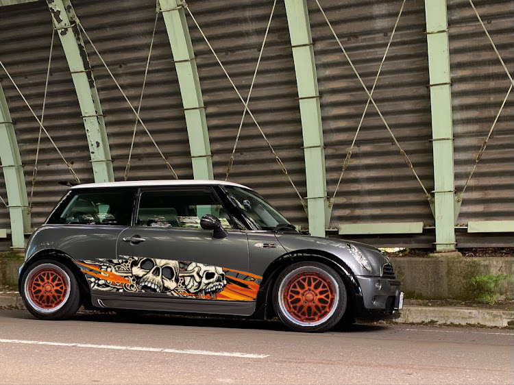 ミニ クーパーSのバイナルグラフィック・R53クーパーS・バイナルステッカーに関するカスタム事例の投稿画像2枚目