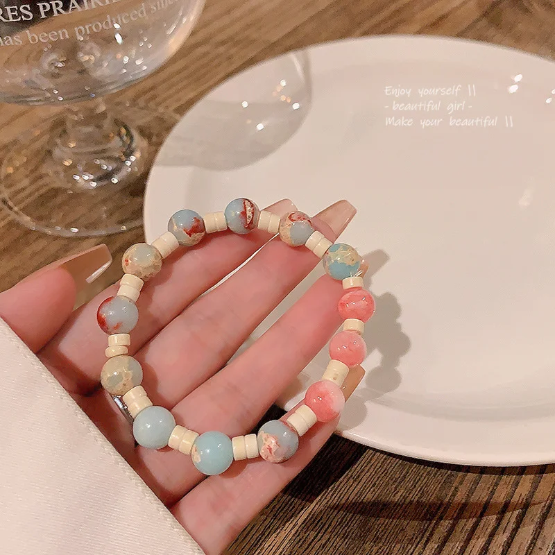 Pulseira de contas coloridas e fofas com pérolas, perfeita para adicionar um toque de charme e alegria ao seu visual diário.