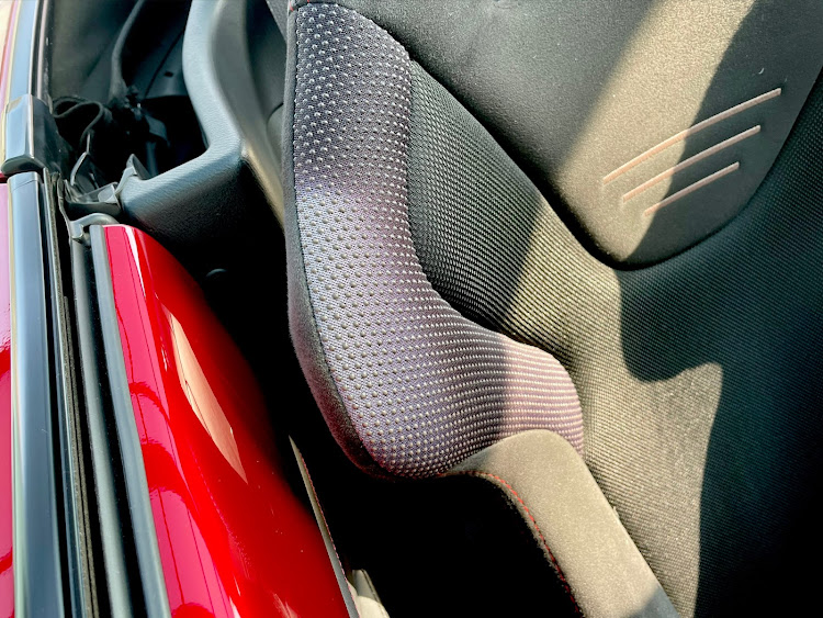 ロードスターのオープンカーの宿命・日焼け対策・そろそろ染めGORO・7月もよろしくお願いしますに関するカスタム事例の投稿画像3枚目