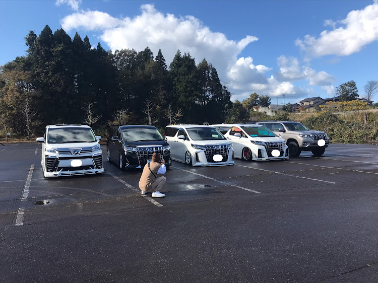 アルファードの紅葉ドライブ・エアサスのある生活・おっさんレーシング・安定の楽しさに関するカスタム事例の投稿画像1枚目