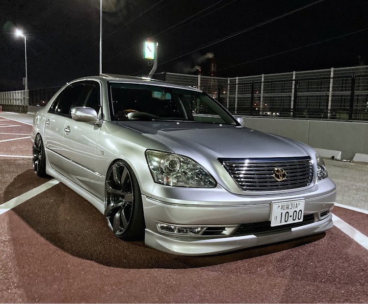 セルシオの引っ張りタイヤ・シャコタン・サンルーフ・ドライブ・直管にしたいに関するカスタム事例の投稿画像1枚目