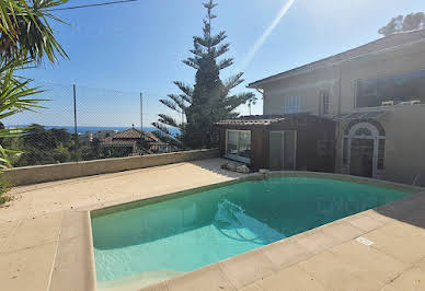 Villa avec piscine et terrasse 2