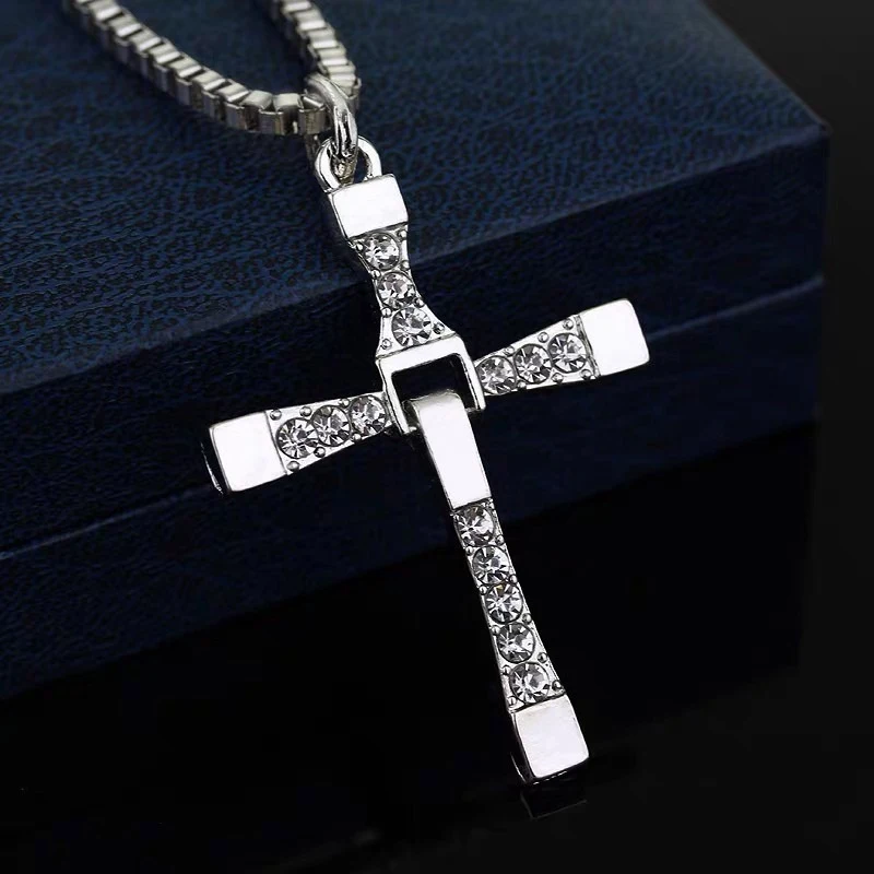 Colar em forma de cruz com strass Joia para homens e mulheres, um acessório elegante e significativo para expressar sua fé e estilo.