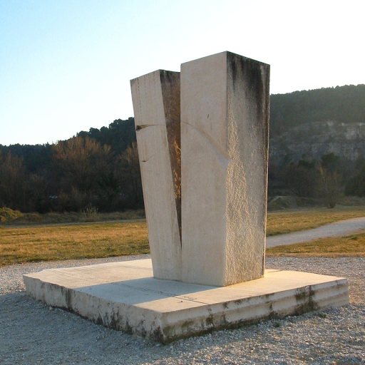 Monument commémoratif en pierre calcaire de Tavel de la catastrophe du 22 septembre 1992 a Vaison la Romaine vaucluse Provence France