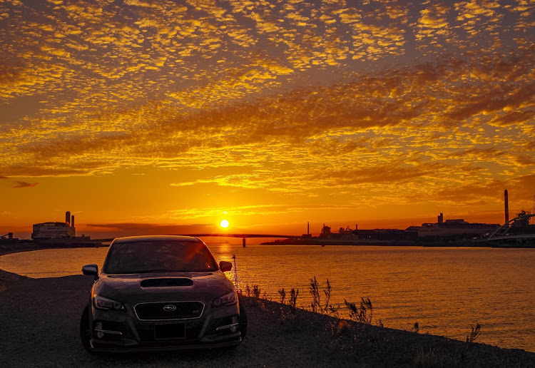 レヴォーグの夕焼けと愛車・秋空・スバルレヴォーグに関するカスタム事例の投稿画像3枚目