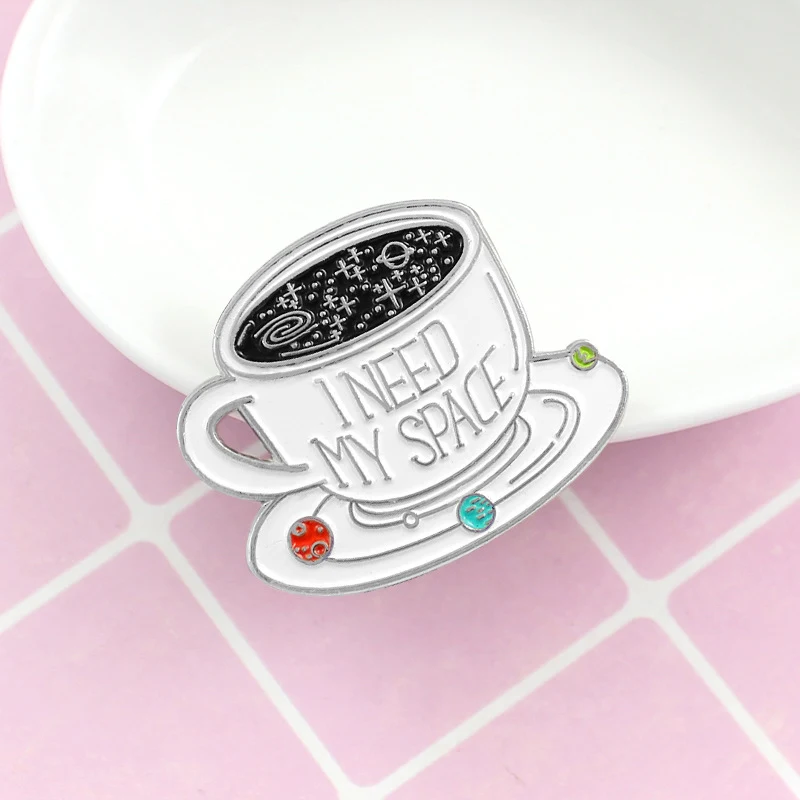 Kreative Kaffeetassen-Brosche für Kaffeeliebhaber. Einzigartiges Design, stilvolles Accessoire. Zeigen Sie Ihre Liebe zum Kaffee mit diesem Schmuckstück.