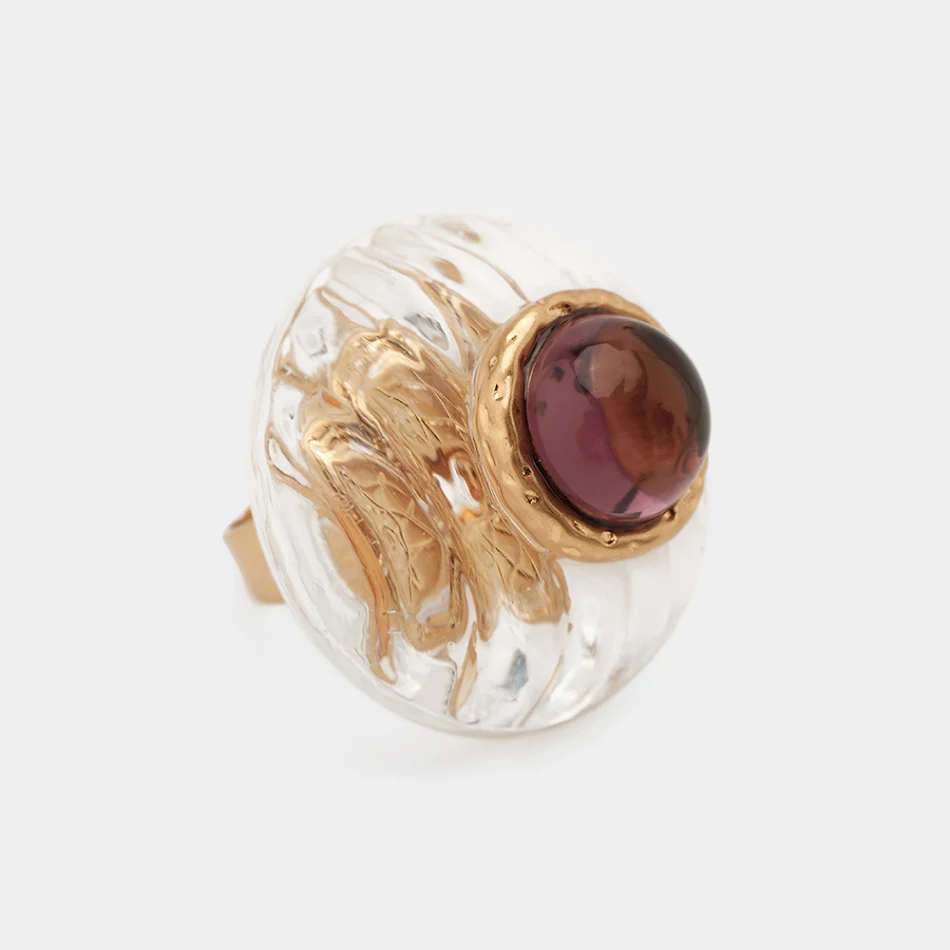 Damesmode Lucite ring met simpele, contrasterende kleuren. Maak je outfit compleet met deze modieuze en opvallende ring.