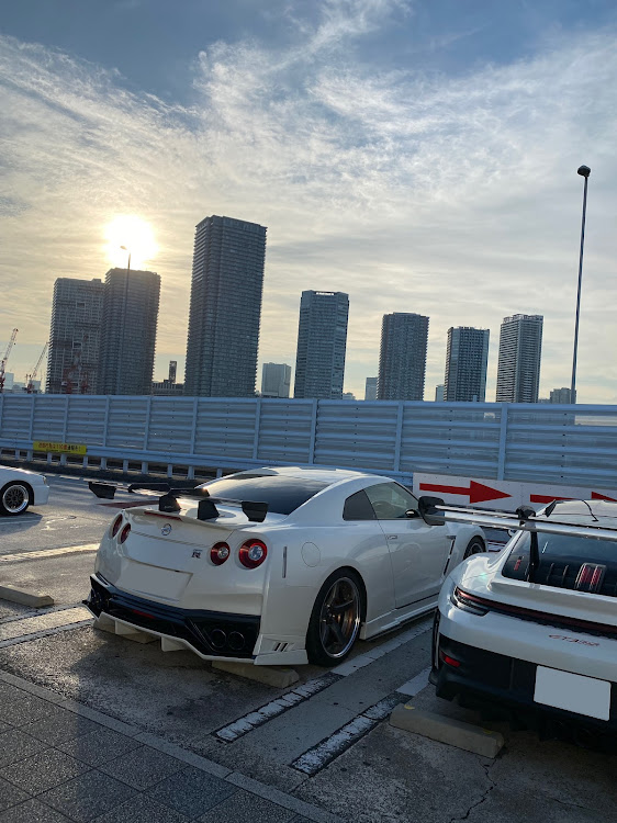 NISSAN GT-Rの曇り空と愛車に関するカスタム事例の投稿画像1枚目