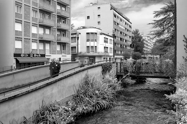 Antica roggia e palazzi moderni all'uscita nord della città di Zeta & Zeta