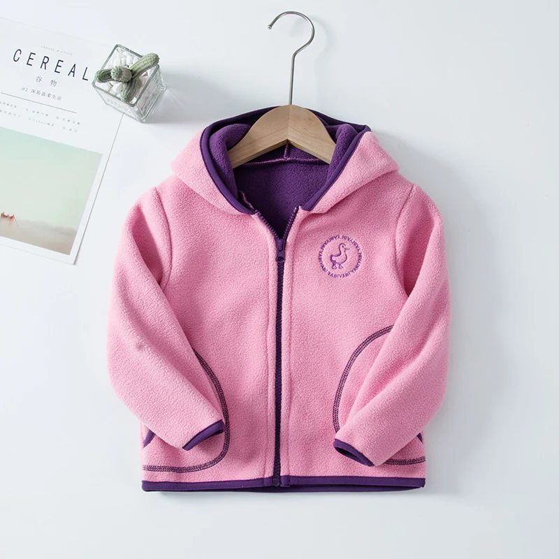 Ensemble de vêtements pour enfants Cardigan en polaire à capuche et pull Confort et chaleur pour l'hiver. Idéal pour les enfants, doux au toucher et stylé.