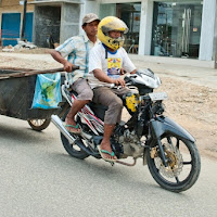 Motorizzazione indonesiana con rimorchio di 