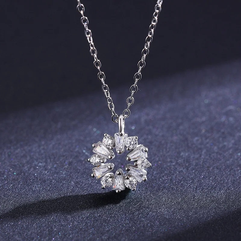Colar Feminino de Prata Esterlina S925 com Flor, Corrente Cruzada, Design Exclusivo, Joia Delicada e Charmosa para Mulheres.
