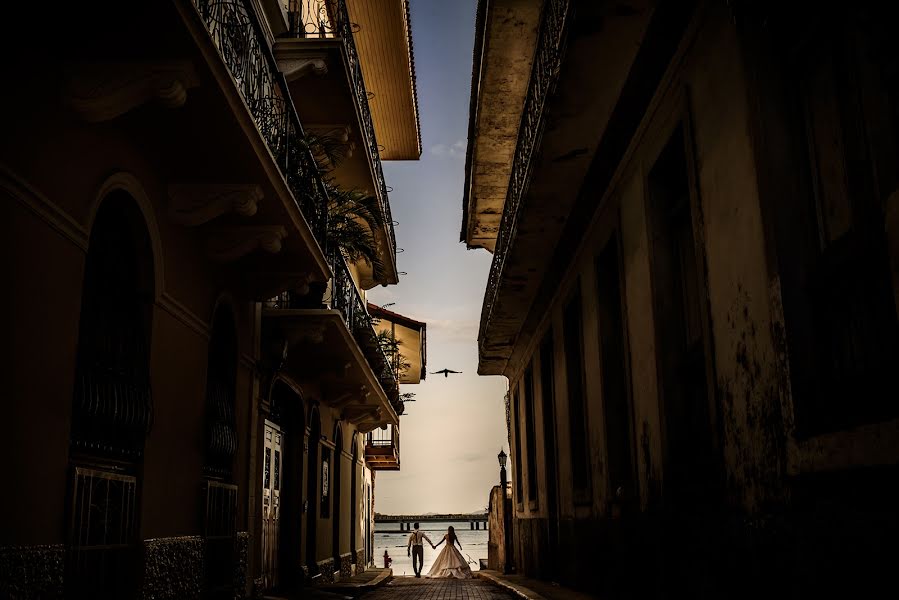 Wedding photographer Víctor Martí (victormarti). Photo of 8 April 2016