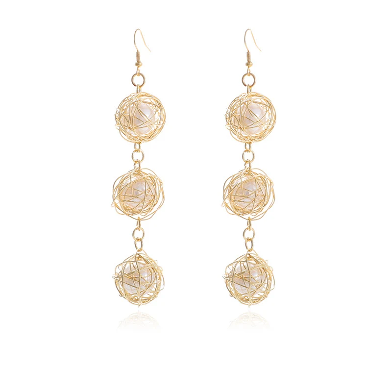 Boucles d'oreilles douces en perle incrustée, enroulement creux en métal, grâce. Un bijou charmant et élégant pour femmes. Cadeau parfait pour toutes occasions.