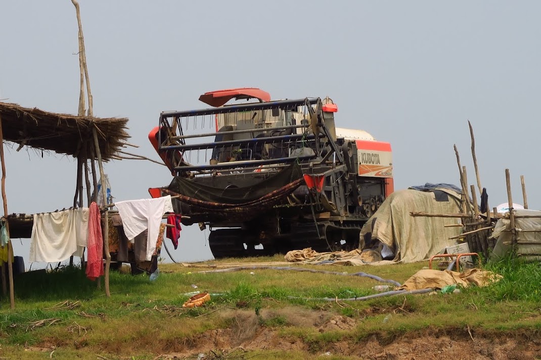 Stilt village of Kampong Khleang and floating village on Tonle Sap lake