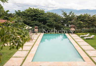 Propriété avec piscine et jardin 5