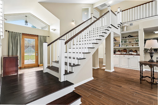 Entry hall with white staircase - Luxury house for sale in Hammond, 3 bedrooms