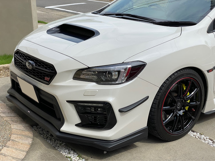 WRX STIのDIY・STI カナード・ボンネットグリルに関するカスタム事例の投稿画像1枚目