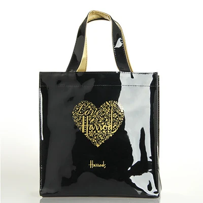 Sac à main imprimé lettres. Élégant et pratique pour transporter vos essentiels quotidiens. Design tendance et fonctionnel pour toutes les occasions.