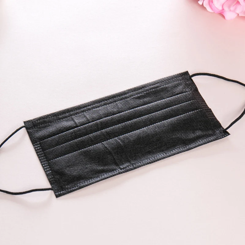 Masque noir à 4 couches pour une protection et un confort optimaux au quotidien. Filtration efficace des particules et respiration facile.