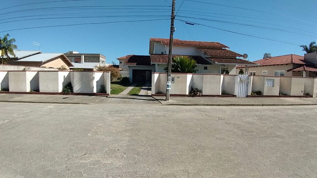 Casa com  piscina e 3 dormitórios à venda, 280 m² por R$ 850.000