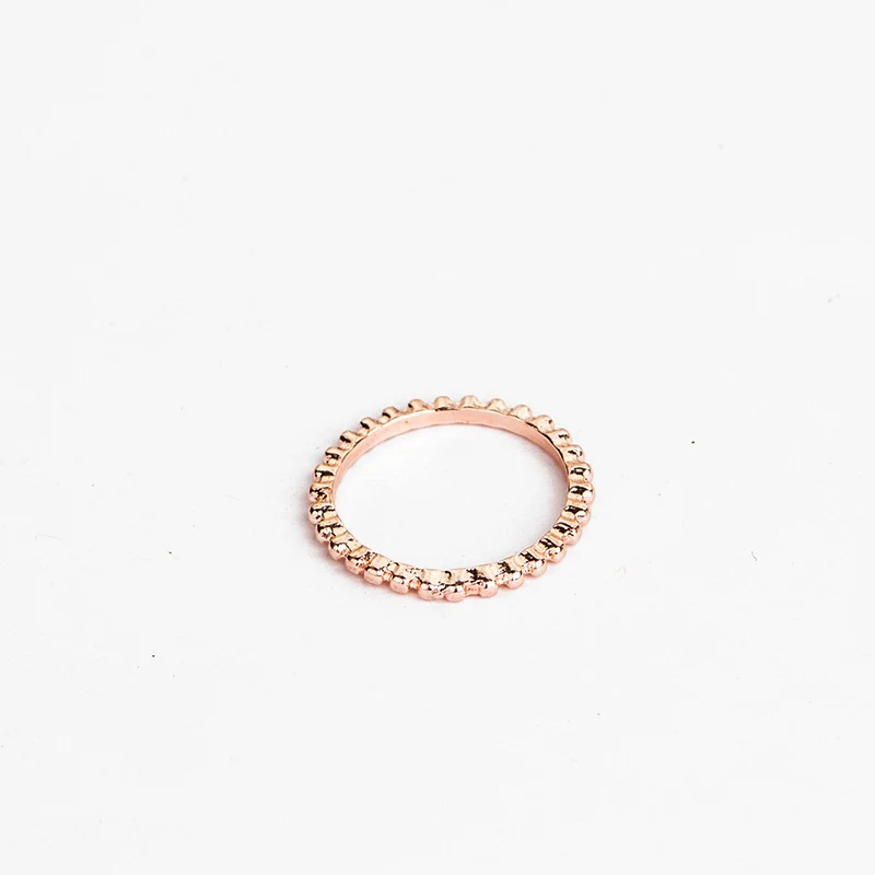 Ensemble de cinq bagues empilables en or rose et diamants, style européen et américain BohemiaJ, pour un look bohème chic.