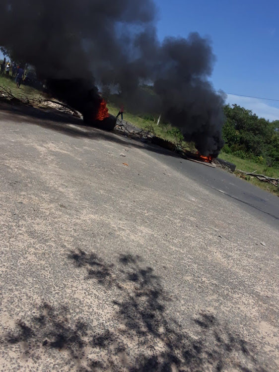 Communities members in Malalane, Mpumalanga, went on a rampage on Monday, blocking streets with burning tyres.