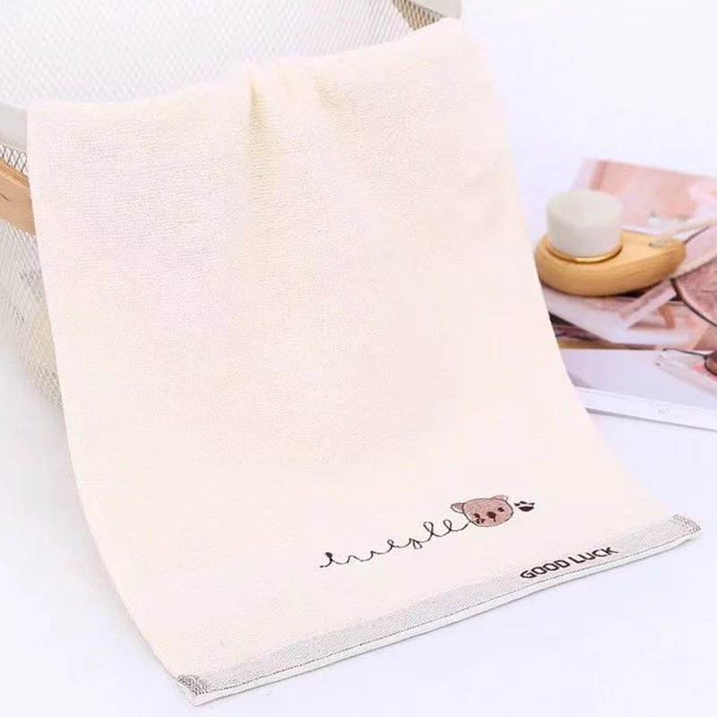 Serviette de maternelle 100% coton avec broderie tête d'ours de dessin animé, douce et absorbante, idéale pour les enfants.