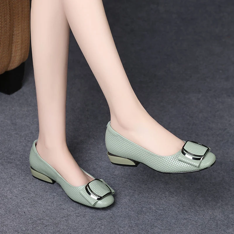 Chaussures en cuir pour femmes, talon épais, semelle souple antidérapante. Mode et confort pour toutes les femmes. Idéales pour un usage quotidien.