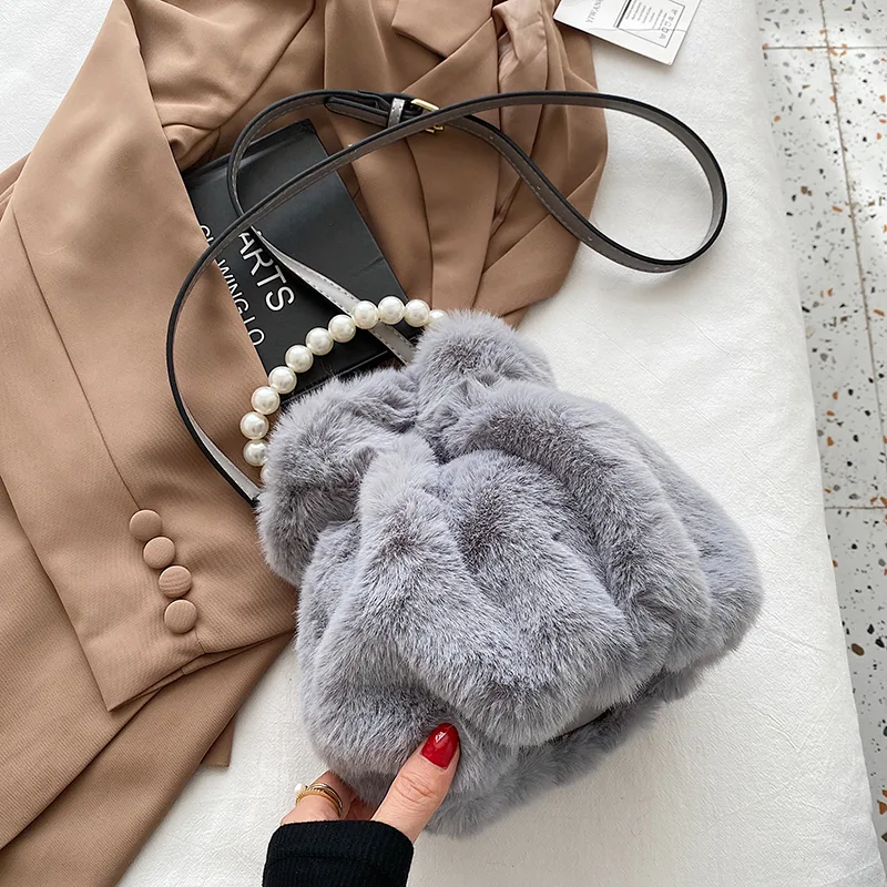 Bolsa de pelúcia feminina com pérolas, estilo Messenger Niche Ins. Leve seus pertences com charme e sofisticação. Um toque de moda.