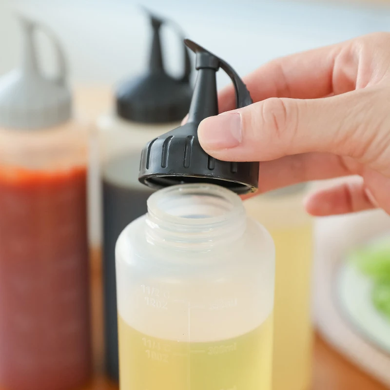 Frasco Squeeze para geleia com balança. Ideal para molho de tomate e salada. Facilita a aplicação e mede com precisão. Perfeito para a cozinha!