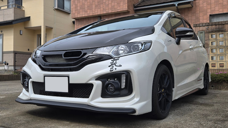 フィットのJ'S RACING・藝ステッカーに関するカスタム事例の投稿画像1枚目