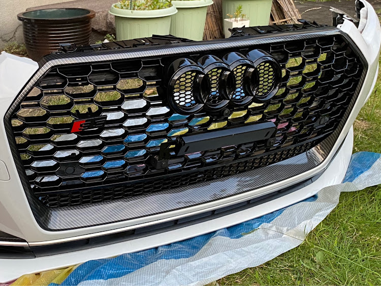 S5 スポーツバックのDIY・グリル交換・アイプチ・アウディS5sportback・アウディA5に関するカスタム事例の投稿画像4枚目