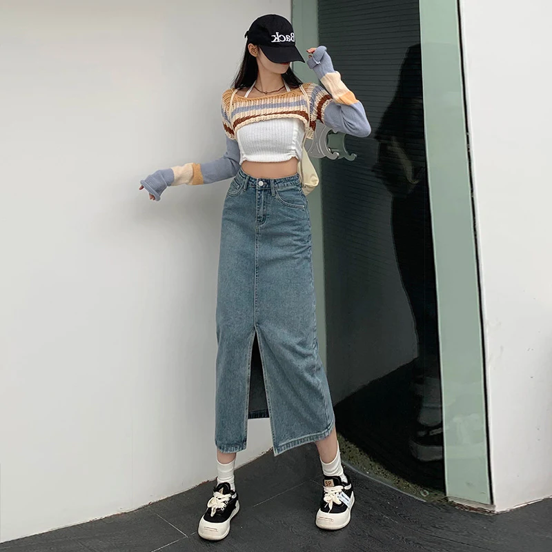 Jean en denim mi-long pour femme, taille haute, coupe ample et fendu, parfait pour un look décontracté et tendance.
