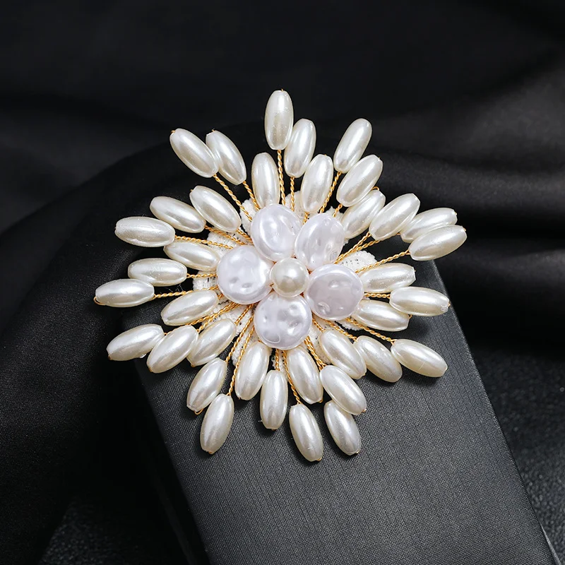 Broche de Perle de Luxe pour Femme – Bijou de mode féminine avec un design élégant et raffiné. Sublimez votre tenue avec cet accessoire tendance et intemporel.