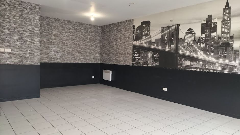 Location  locaux professionnels 2 pièces 85 m² à Saint-Cyprien (24220), 700 €