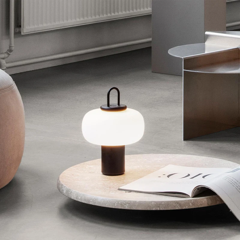 Minimalistyczna lampka nocna dla dzieci, japoński design, szklana. Kreatywne oświetlenie do sypialni. Stylowa i funkcjonalna dekoracja.