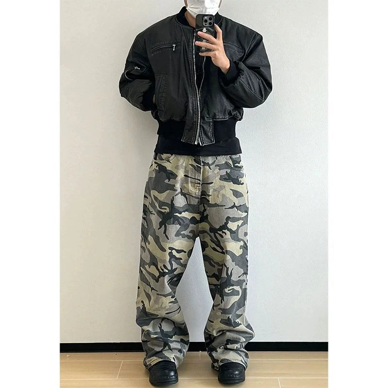 American Logging kamuflažne pantalone širokih nogavica. Udobne, izdržljive i idealne za posao ili slobodno vreme. Savršene za aktivnosti na otvorenom.