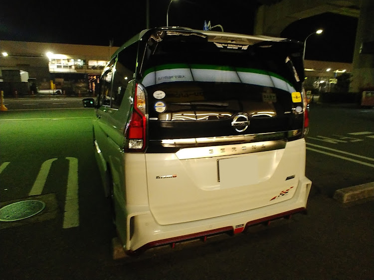 セレナの洗車・カーボンシート貼り付けに関するカスタム事例の投稿画像2枚目