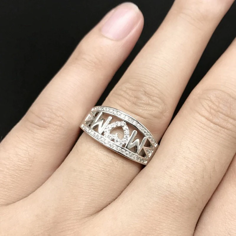 Bague maman pour femmes avec strass, un cadeau personnalisé et précieux pour exprimer votre amour. Offrez ce bijou unique dès aujourd'hui!