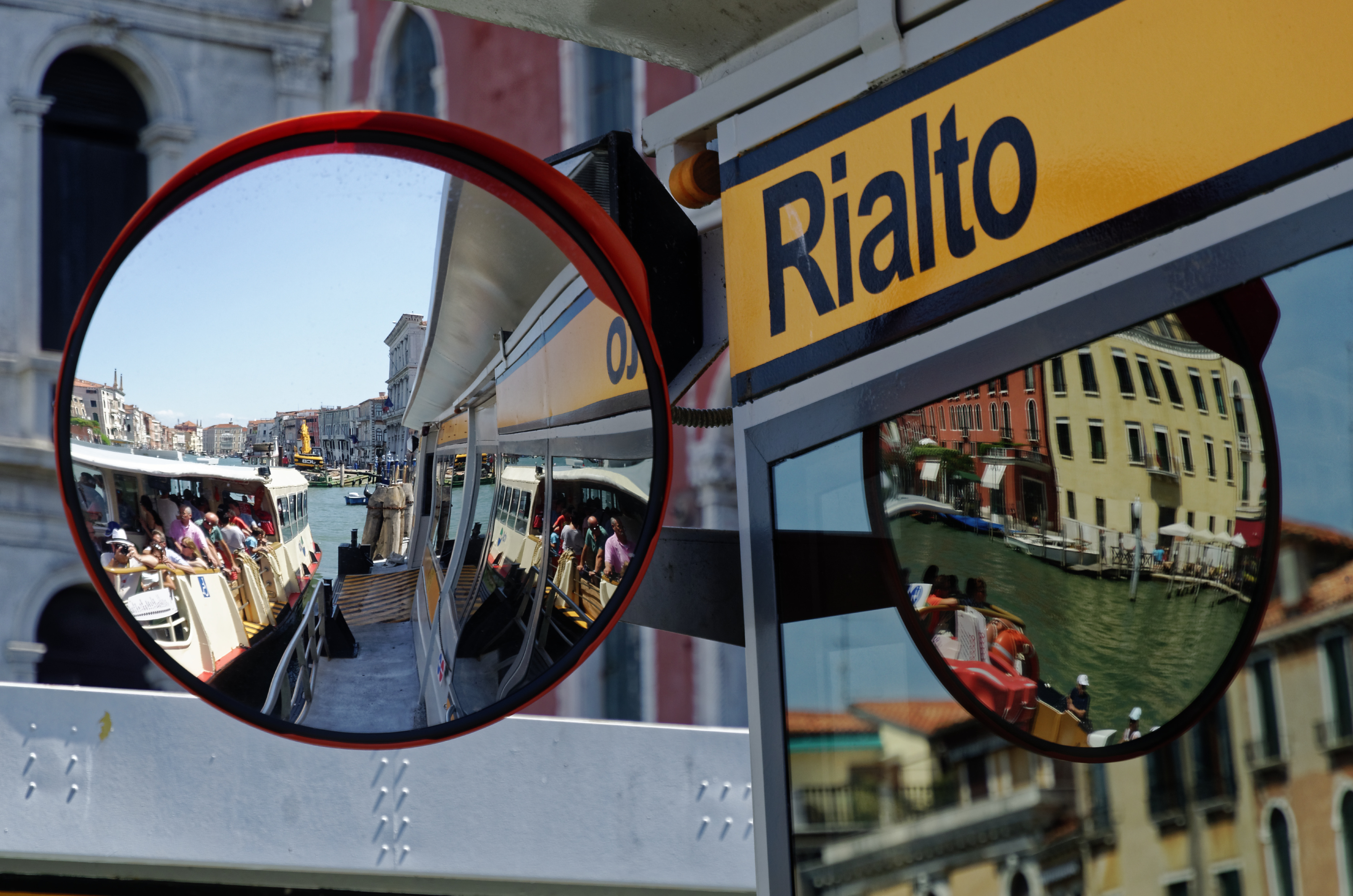 Venezia! Autoritratto minimo in riflessi...su riflessi...su riflessi... di Yasis